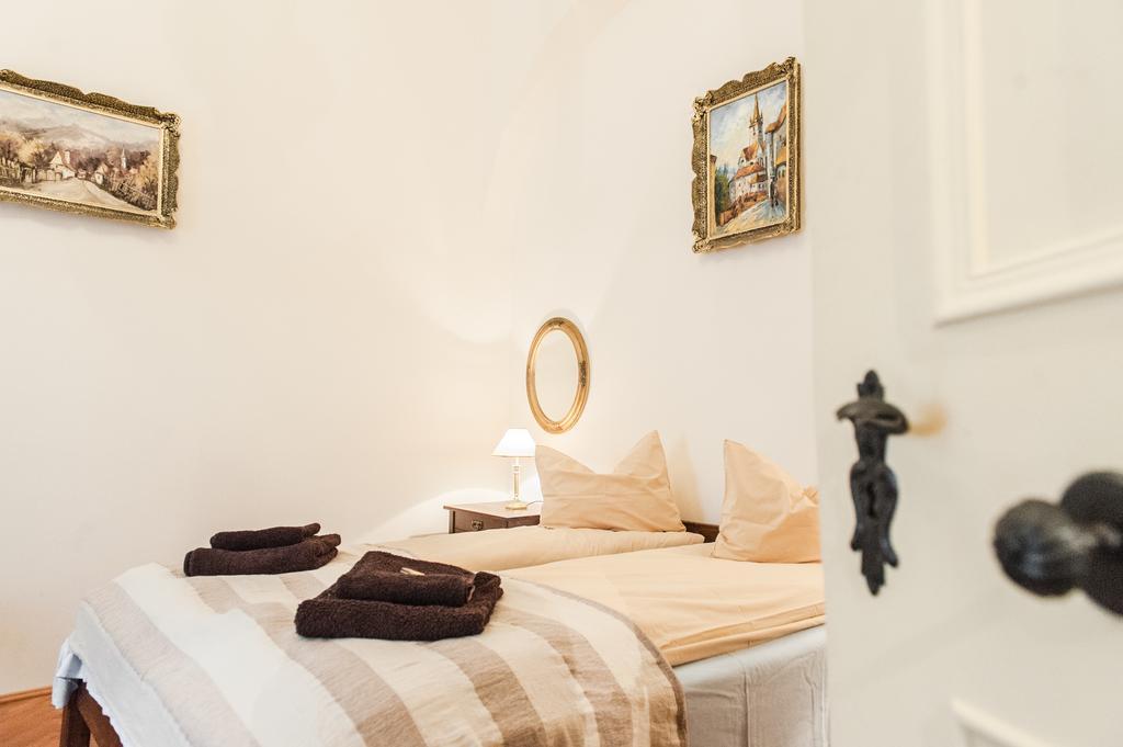 Brukenthal Central Apartments Сибиу Стая снимка